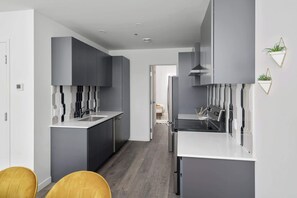 Geladeira, micro-ondas, fogão, cooktop