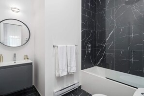 Shower, hair dryer, towels - Downtown| Stylish 2BDR-2BA|6Guests (Montréal)