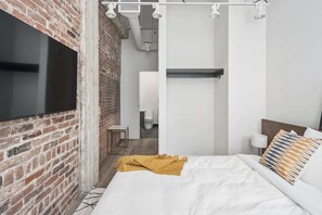 2 bedrooms, desk, iron/ironing board, travel cot - Downtown| Stylish 2BDR-2BA|6Guests (Montréal)