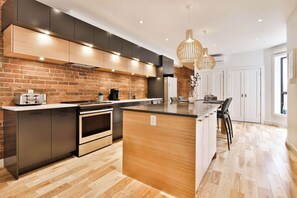 Réfrigérateur, four à micro-ondes, un four, surface de cuisson