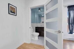 Shower, hair dryer, towels - Urban Chic|3BR Loft Retreat- Plateau w/ Parking (Montréal)