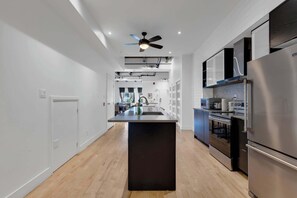 Geladeira, micro-ondas, fogão, cooktop