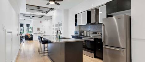 Refrigerador, microondas, horno y parrilla de estufa