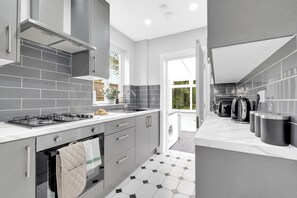 Fridge, microwave, oven, toaster - Modern House In Leicester|Private Drive|Xbox (Leicester)