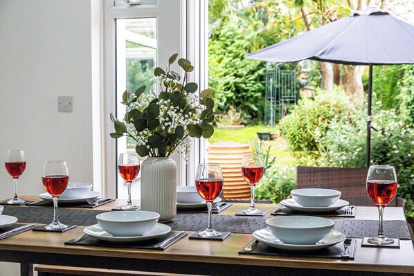 Dining - Modern House In Leicester|Private Drive|Xbox (Leicester)