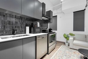 Fridge, microwave, oven, stovetop - Downtown Montreal Loft | 3 Beds • Sleeps 6 • Steps from Centre Bell (Montréal)