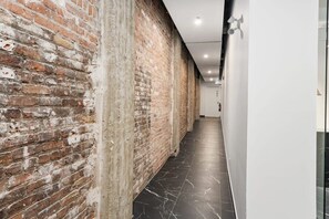 Interior - Downtown Montreal Loft | 3 Beds • Sleeps 6 • Steps from Centre Bell (Montréal)