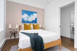 1 habitación, escritorio, tabla de planchar con plancha y cuna de viaje 