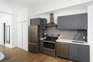 Réfrigérateur, micro-ondes, four, plaque de cuisson