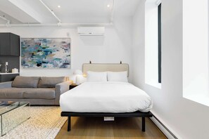 1 Schlafzimmer, Schreibtisch, Bügeleisen/Bügelbrett, Reisekinderbett