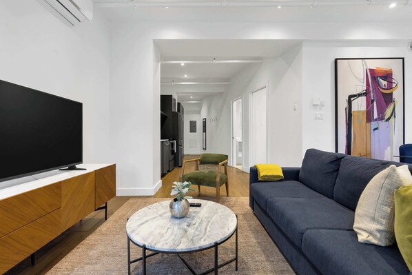 Téléviseur, bureau