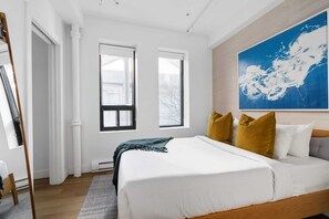 1 slaapkamer, een bureau, een strijkplank/strijkijzer, reisbedje