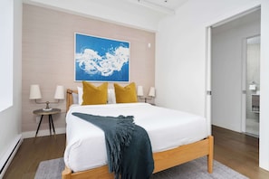 2 Schlafzimmer, Schreibtisch, Bügeleisen/Bügelbrett, Reisekinderbett