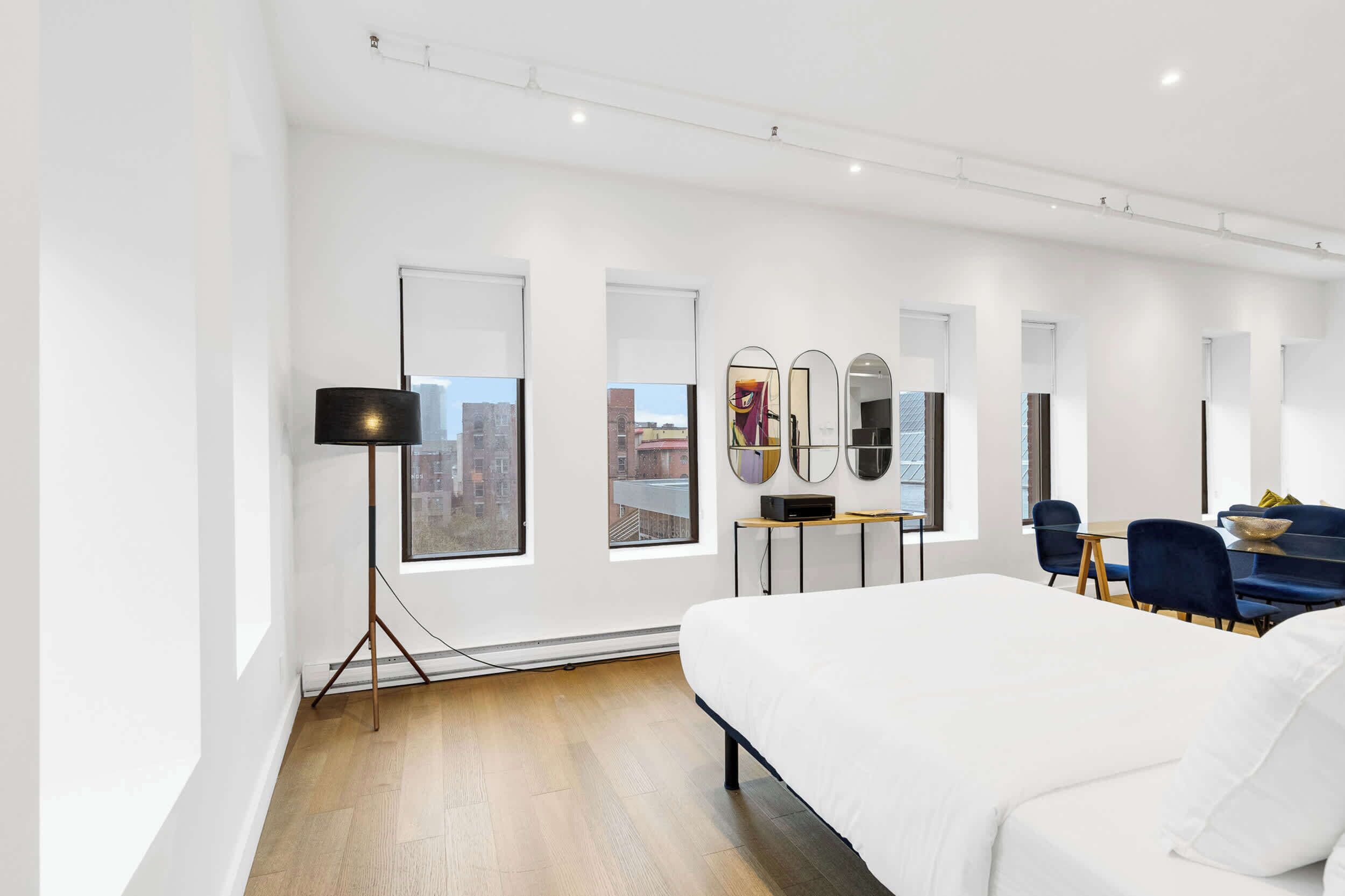 1 quarto, escrivaninha, ferros/tábuas de passar roupa, berço de viagem