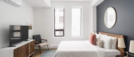 1 habitación, escritorio, tabla de planchar con plancha y cuna de viaje