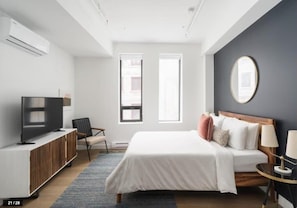 2 soverom, skrivebord, strykejern/-brett og reiseseng for barn