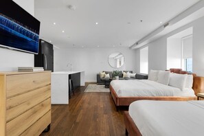 1 soverom, skrivebord, strykejern/-brett og reiseseng for barn