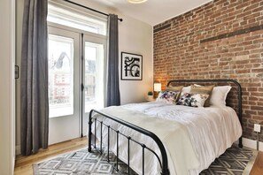 3 bedrooms, desk, iron/ironing board, travel cot