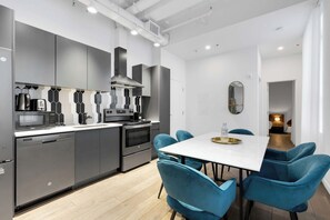 Frigorífico, microondas, horno y placa de cocina