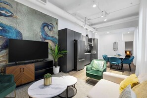 Een televisie en een kantoor