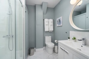 Shower, hair dryer, towels