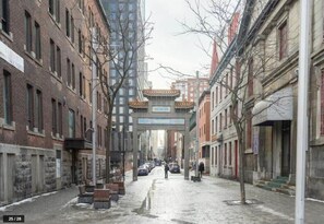 Unclassified image, 4 of 18, button