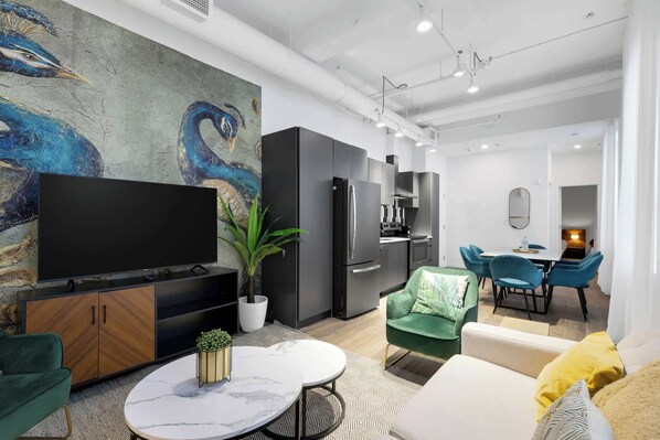 TV, offices - Modern One-Bedroom|Downtown Steps from Centre Bell (Montréal)