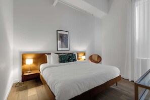 1 chambre, bureau, fer et planche à repasser, lit parapluie