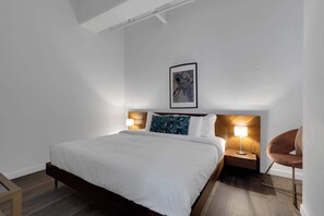 1 chambre, bureau, fer et planche à repasser, lit parapluie