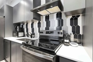 Fridge, microwave, oven, stovetop - Modern One-Bedroom|Downtown Steps from Centre Bell (Montréal)