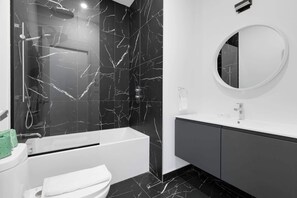 Douche, sèche-cheveux, serviettes fournies, shampoing