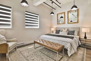 3 slaapkamers, een bureau, een strijkplank/strijkijzer, reisbedje