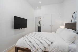 2 soverom, skrivebord, strykejern/-brett og reiseseng for barn