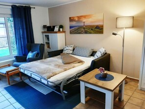 2 Schlafzimmer, individuell eingerichtet, BĂŒgeleisen/BĂŒgelbrett