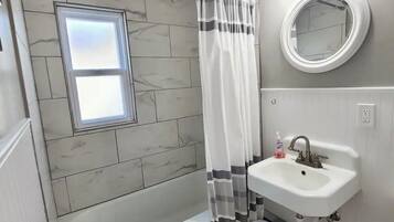 Sèche-cheveux, serviettes fournies, savon, shampoing