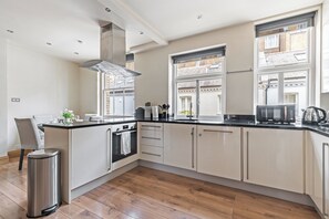 Fridge, microwave, stovetop, dishwasher - Enchanting Hideaway in South Kensington

 (London)