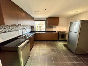Full-size fridge, microwave, oven, stovetop
