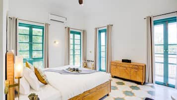 3 bedrooms, laptop workspace, iron/ironing board, bed sheets