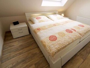 2 habitaciones, muebles diferentes y tabla de planchar con plancha