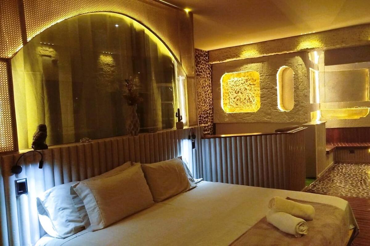 أسرّة بطبقة علوية مريحة ومساحة عمل للكمبيوتر المحمول وواي فاي مجانًا