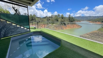 Chambre Double Exécutive, piscine privée, vue lac | Surmatelas, décoration personnalisée, ameublement personnalisé