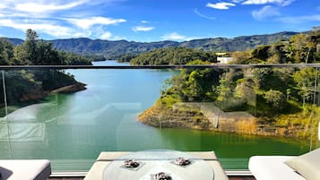 Habitación doble superior, vistas al lago | Colchones con acolchado adicional y decoración individual