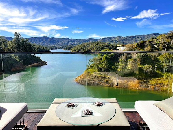 Pillow-top beds, individually decorated, individually furnished - EleMYNT LifeStyle Hotel (Guatapé)