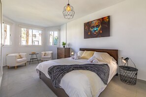 3 bedrooms, desk, iron/ironing board, travel crib - Casa Chic de Ensueño, BBQ Azotea, 9 Piscinas, Golf (Marbella)