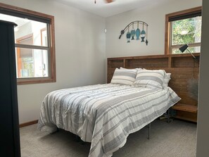 3 bedrooms, iron/ironing board, WiFi, bed sheets