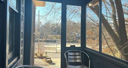 Why Drive When you can Walk? Off Dickson Top Floor Apartment