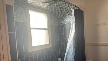 Haartrockner, Handtücher, Seife, Shampoo