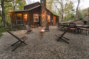 Outdoor dining - Cozy Creekside Cabin + Walking Trails (Rector)