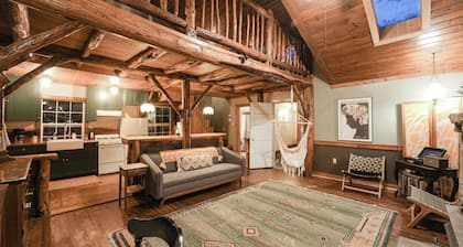Cozy Creekside Cabin + Walking Trails, AC, Wifi