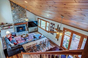 TV connectée, cheminée, jeux vidéo, livres